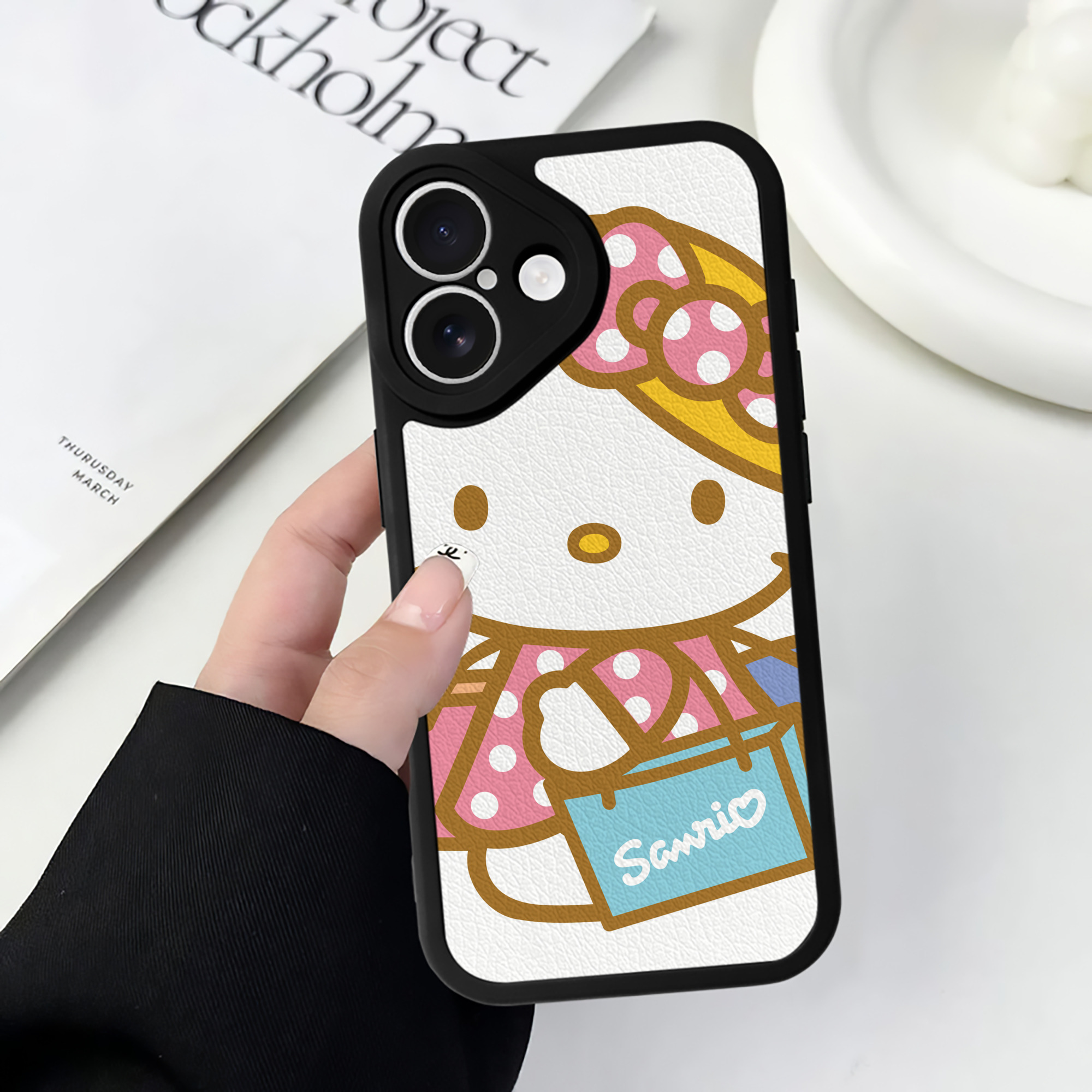 （画像用） Hello Kitty ハローキティ 【iPhone 16シリーズ対応】シリコンスマホケース（レザー調） 材質：シリコン